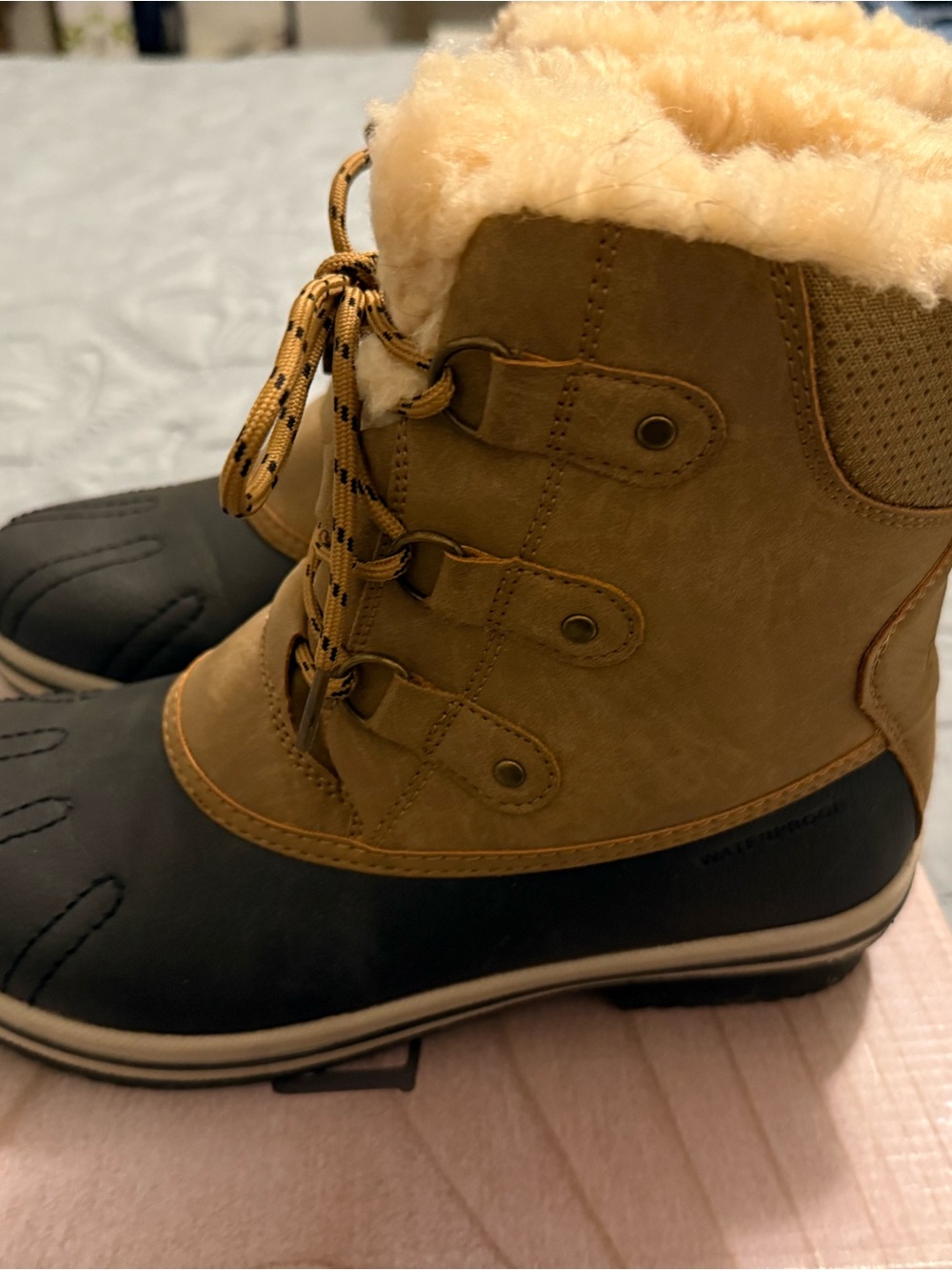 BearPaw Women's Tan and Black Boot Box Label - Size 9 - Picture 2 of 4